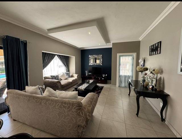 3 BEDROOM HOUSE FOR SALE IN MIDSTREAM HILL